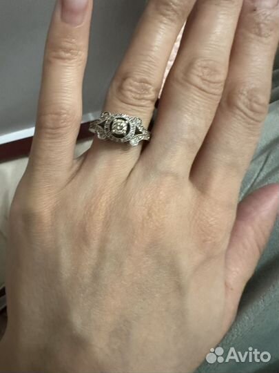 Кольцо с бриллиантом