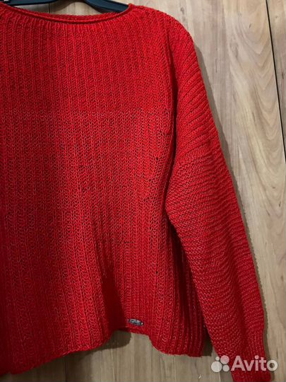 Красный свитер