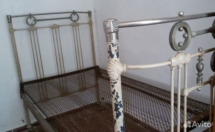 Винтажная металлическая кровать