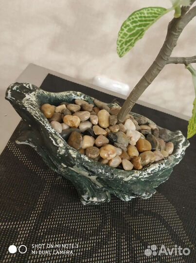 Композиция из искусственных цветов для декора