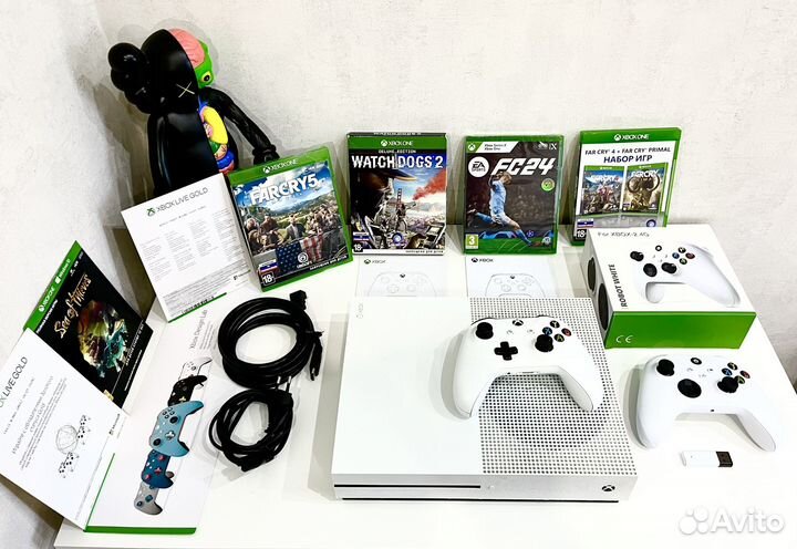 Xbox ONE S + 2 геймпада + 450 игр