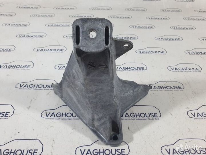 Кронштейн двигателя правый Volkswagen Passat B5