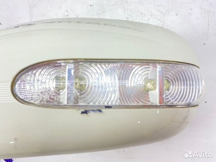 Повторитель поворота в зеркало левый Mercedes