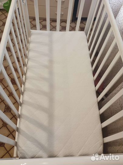 Детская кроватка с маятником