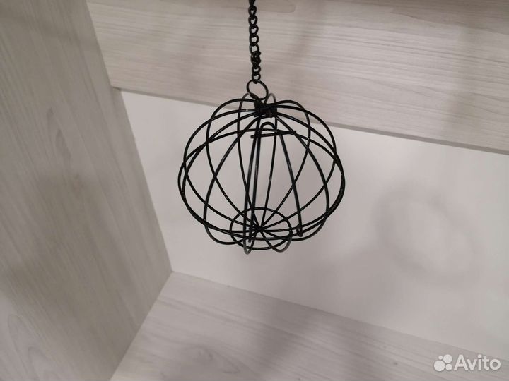 Подвесная кормушка с сеном для попугаев