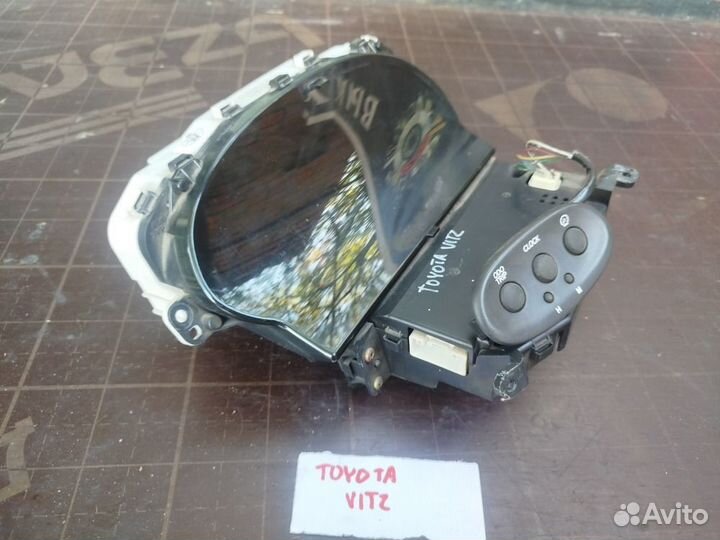 Панель приборов Toyota Vitz 2002