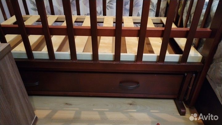 Детская кроватка с маятником и ящиком