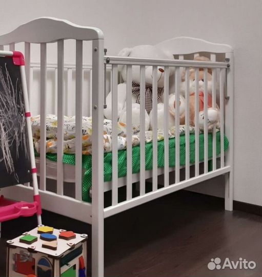 Детская кроватка с маятником