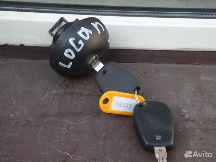 Крышка бензобака Рено Логан Сандеро 1