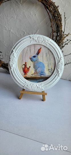 Кролик и красный кувшин, картина масло в гипс раме