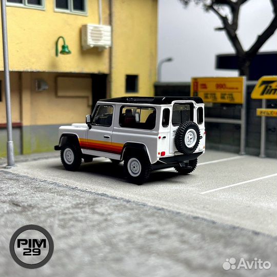 Land Rover Defender 90 от Mini GT 1/64