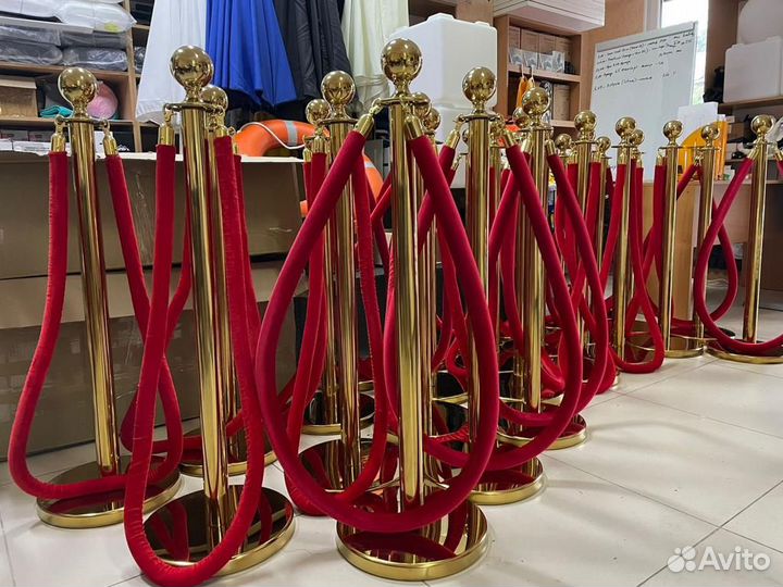 Дорожка красная, столбики золотые