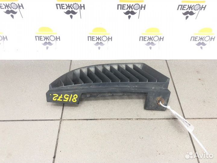Решетка радиатора передняя левая Mitsubishi Colt