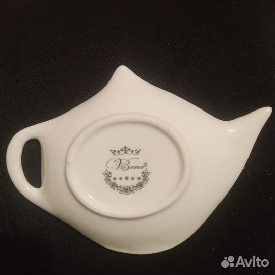 Керамический чайник и подставки в виде чайника