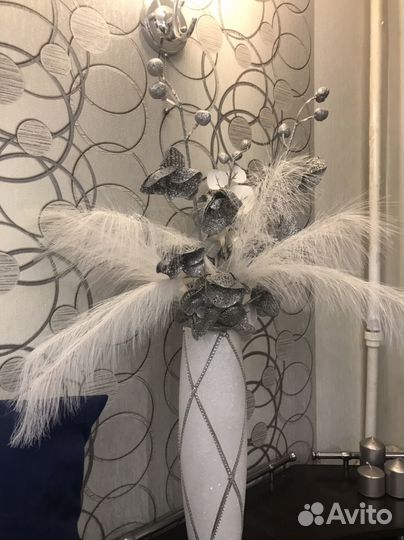 Ваза с искусственными цветами