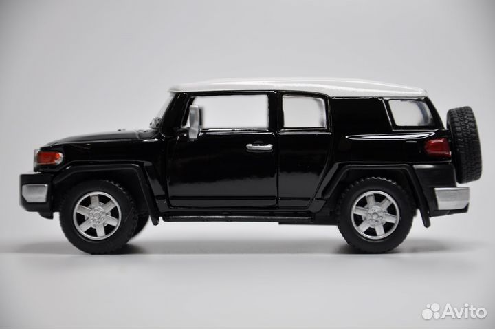 Модель автомобиля Toyota FJ Cruiser металл