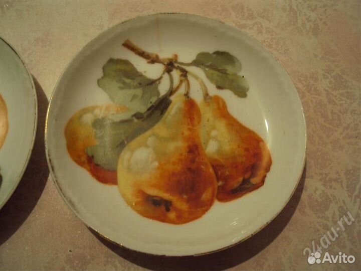 Два фарфоровых блюдца ручная работа очень стареньк