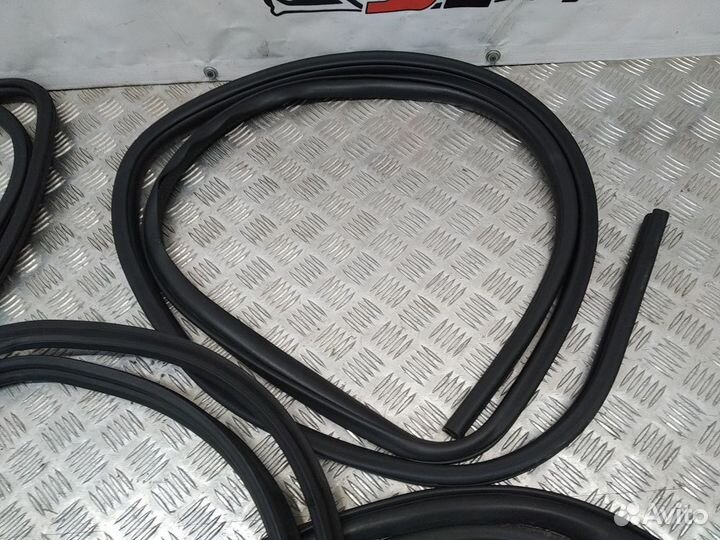 Уплотнитель дверного проёма Mitsubishi Outlander X