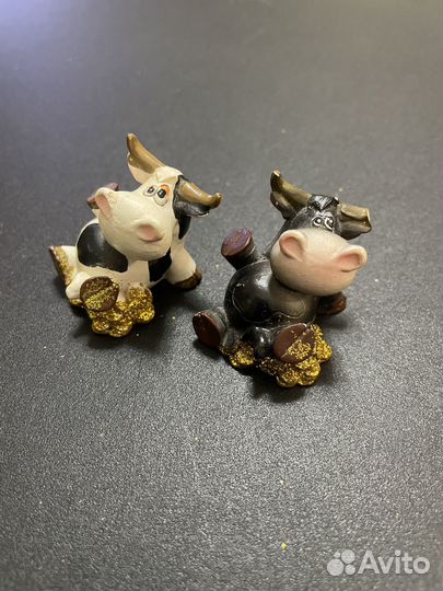 Статуэтка коровка и бычок на деньгах