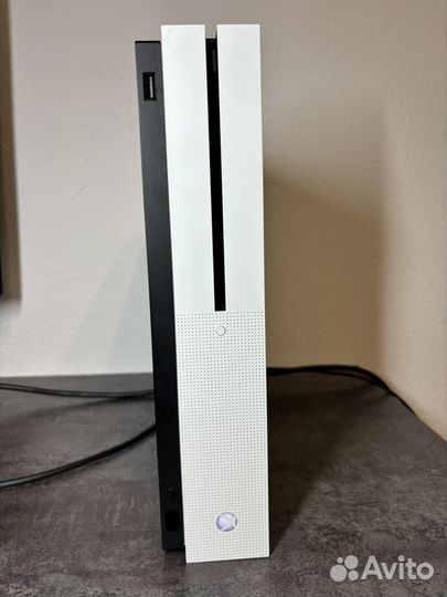 Xbox One S (2 геймпада, отличная)