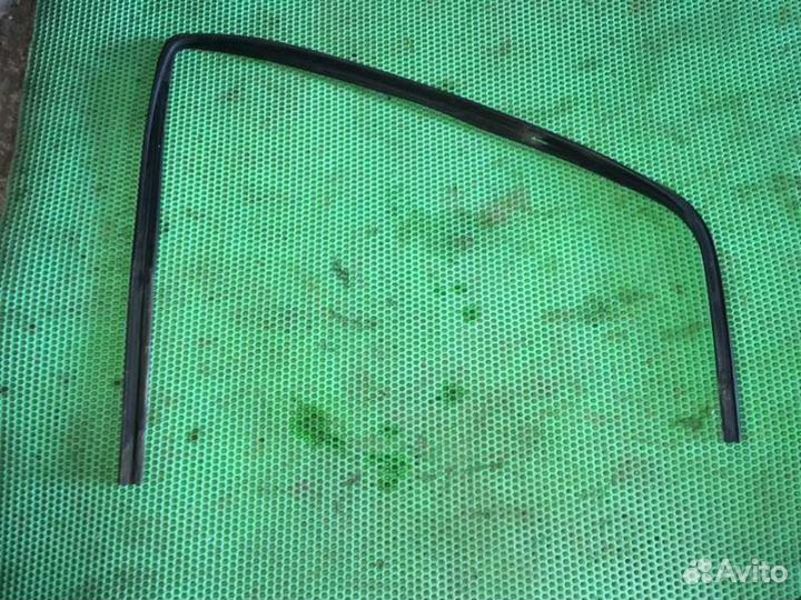 Уплотнительная резинка задняя левая Opel Astra H