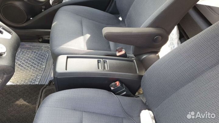 Бардачок между сидений Toyota Sienta