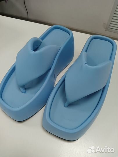 Продаю шлепанцы на платформе