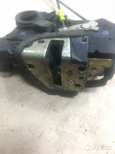 Замок двери передний левый Toyota Avensis ADT250