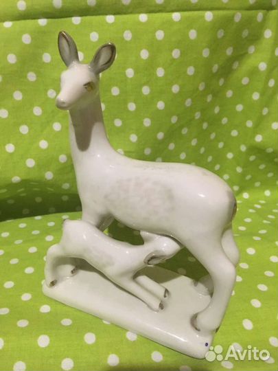 Лань с детенышем или олениха с олененком