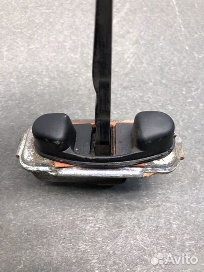 Ограничитель двери задний левый Hyundai Genesis