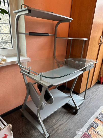 Компьютерный стол стеклянный