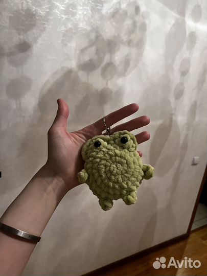 Вязанный брелок лягушка