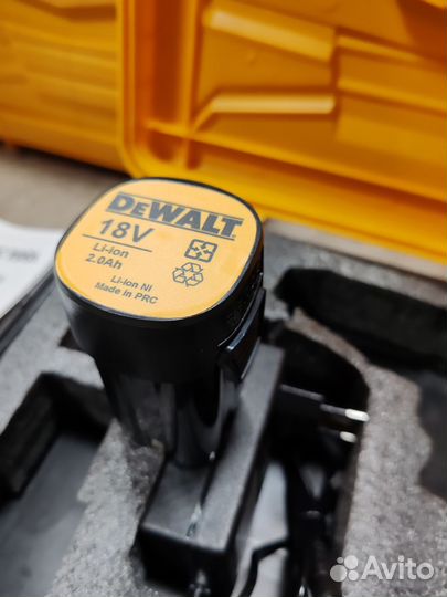 Безщеточный шуруповерт Dewalt 2 батареи
