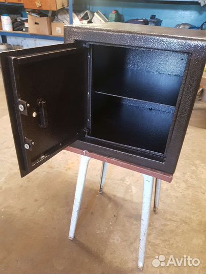 Сейф металлический