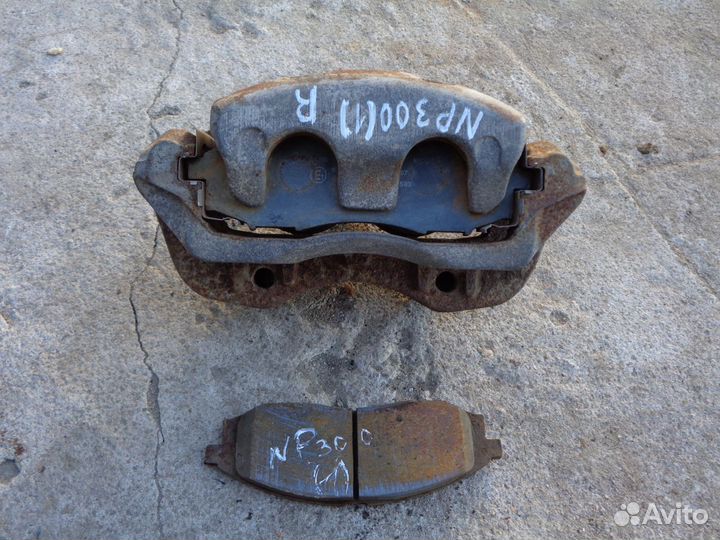 Nissan NP300 Суппорт тормозной правый