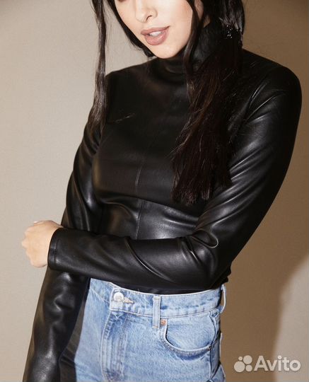 Эффектная кожаная водолазка
