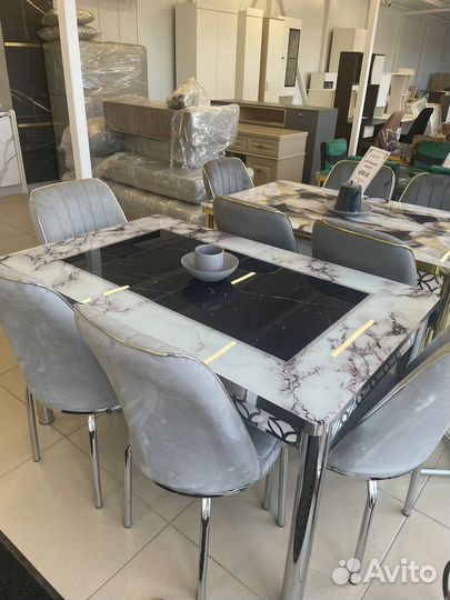Кухонный стол и стулья новые
