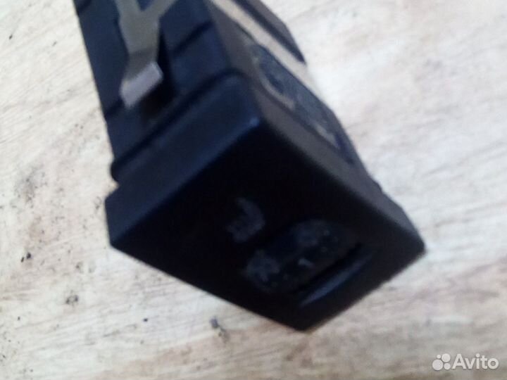 Кнопка обогрева сидений VW Passat 3B0963563G