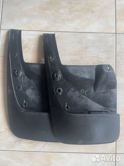 Брызговик передний левый Toyota Land Cruiser Prado