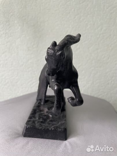 Чугунная статуэтка конь с попоной