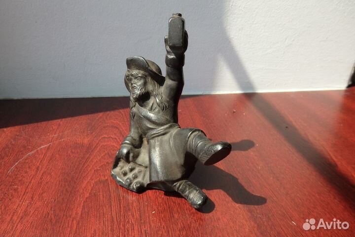 Статуэтка из чугуна. Пьяница