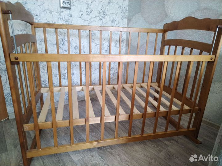 Детская кроватка с маятником