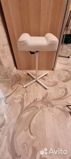 Стул для мастера педикюра