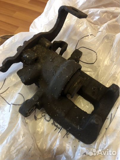 Супорт задний правый для тойота аурис 2008г