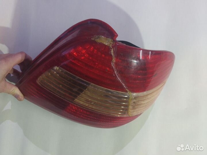 Задняя права toyota avensis