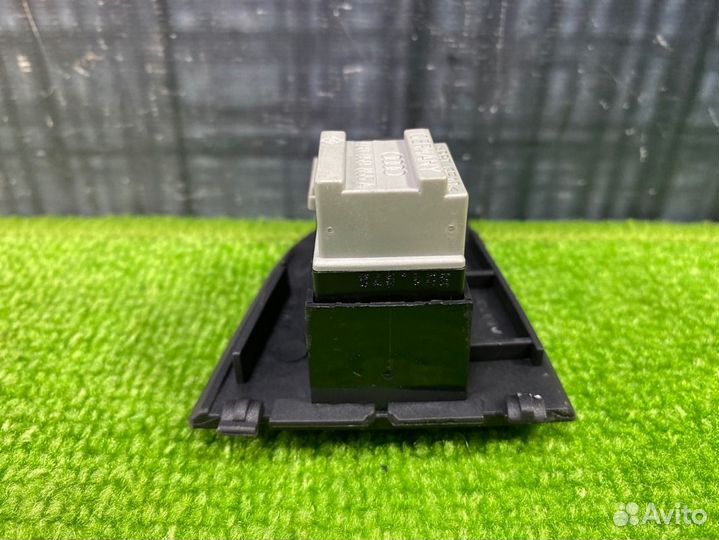 Кнопка стеклоподъемника левая Audi Allroad C5 BAS