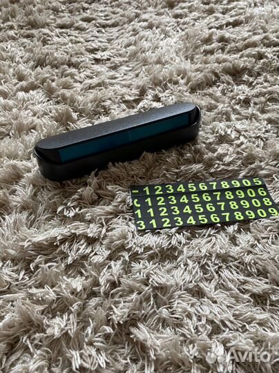 Табличка с номером автомобиля, номер телефона