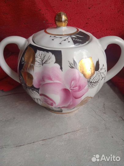 Чайник, сахарница, молочник