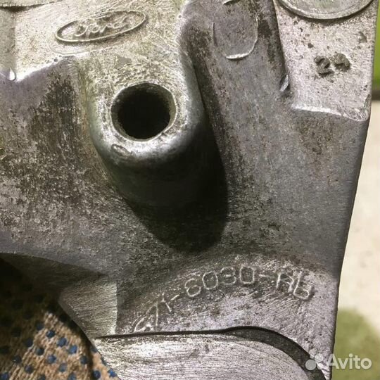 Кронштейн двигателя правый Вольво C40