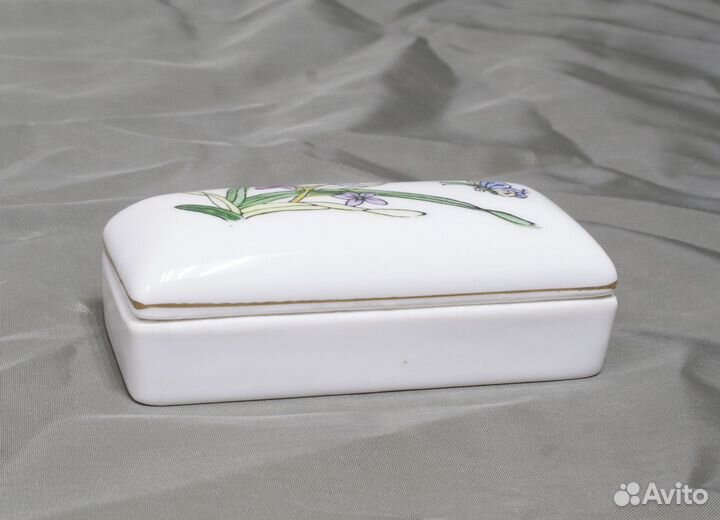 Шкатулка Цветы, фарфор, Китай, высота 2,5 см, разм